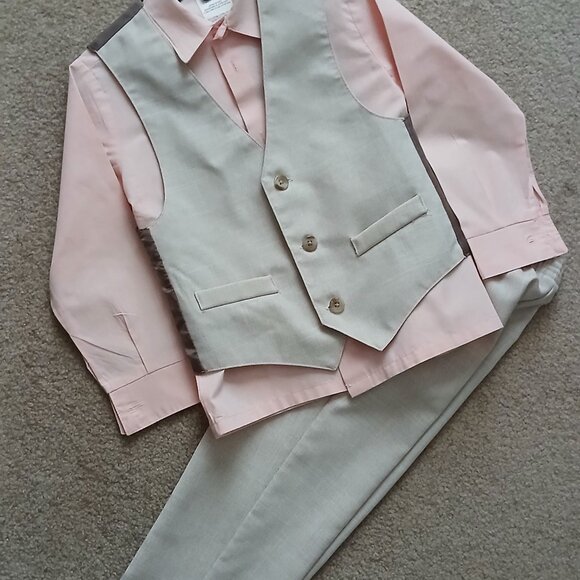 Boys Van Heusen 4 pc Suit - Picture 2 of 7